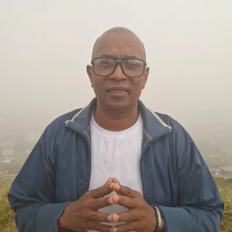 Estevão Maria de frente, com as mãos unidas, na neblina da manhã